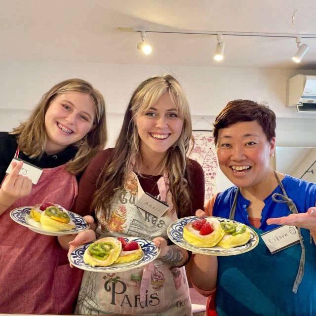 After 2 and a half years since my stroke, we resumed trial cooking lessons, but as I feel that my strength cannot fully keep up with the lessons, I have decided to stop our lessons for now and concentrate on my physical therapy.
During the 6 months we resumed our lessons, many lovely guests came in and we had lots of fun cooking together and were delighted with our heartwarming conversations. Thank you all so much! 🥰🙏💕
We are grateful to continue to have so many inquiries, but we would like to take a break now and inform everyone when we are ready to restart our lessons.
I have also been warming up the idea of incorporating “Japanese fermented dishes” to be the core of JJ Kitchen and am thinking of renewing the menu and lesson procedures. Please look forward to this! 😊✨